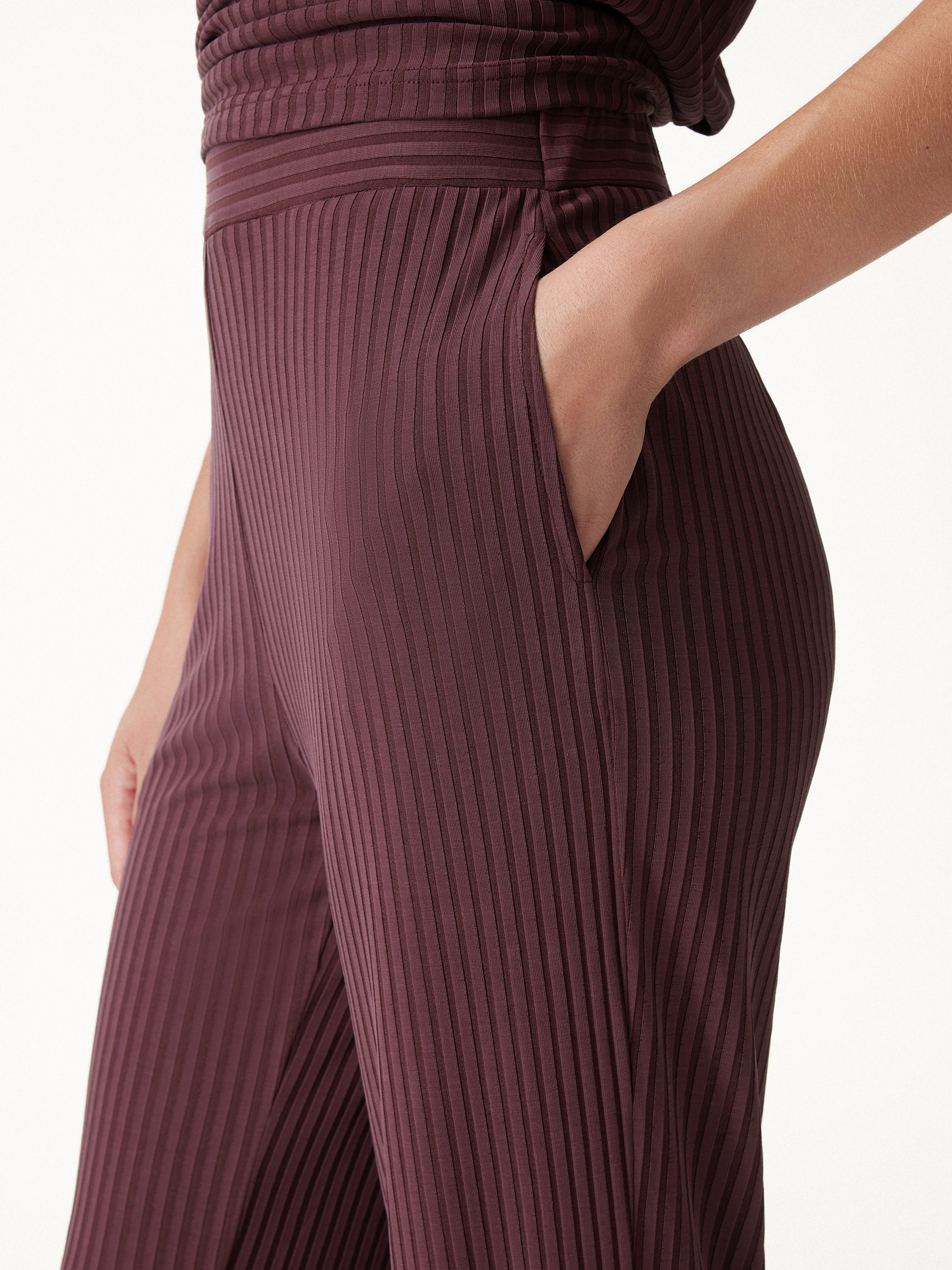 OGLmove Wrinkle-Free Cap Sleeve Top & Mid-Rise Cropped Pants Set